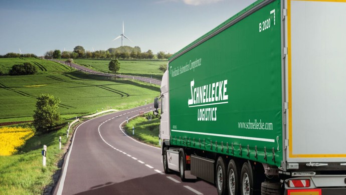 Lkw von Schnellecke Logistics auf der Straße in grüner Landschaft