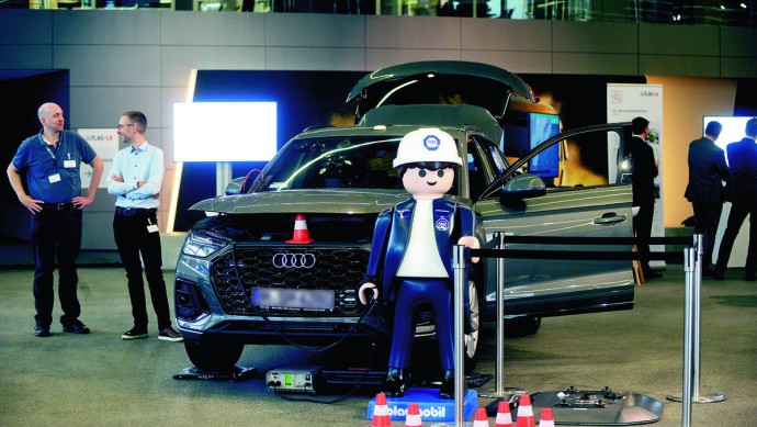 Playmobilmensch in einem Autohaus