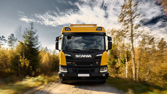 Gelber Scania Lkw im Gelände