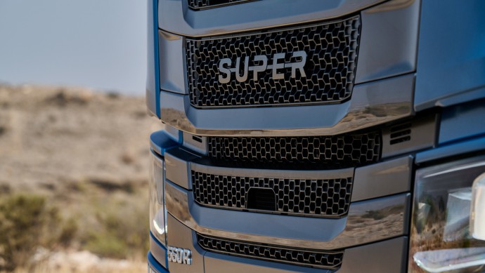 Front eines Scania Lkw mit Super Antriebsstrang