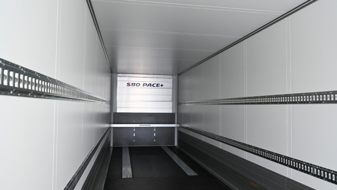 Innenraum des Schmitz Cargobull Trockenfrachtkoffers SBO Pace