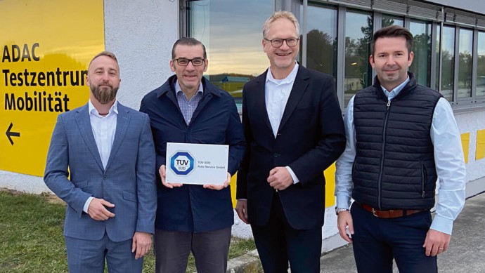 Gruppenfoto zur Kooperation von TÜV SÜD und ADAC bei der Homologation: Christian Gnandt (TÜV SÜD), Andreas Schäffler (TÜV SÜD), Dr. Reinhard Kolke (ADAC) und Andreas Rigling (ADAC)