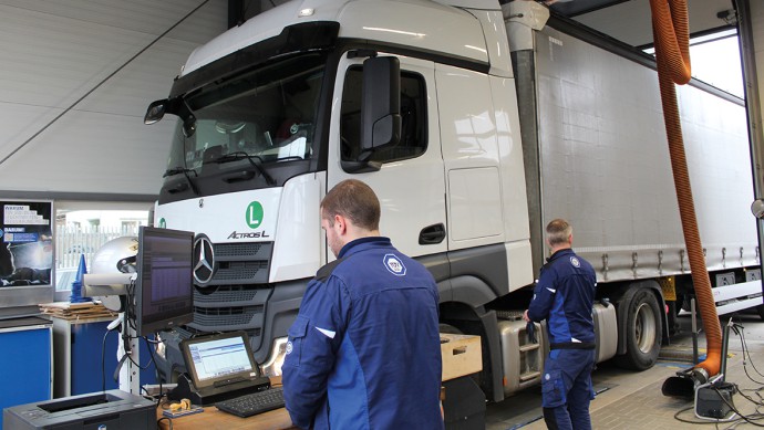 LKW wird beladen