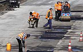 Gutachten: Löcher auf A1 durch schlechtes Material 