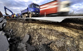 Abgerutschte Autobahn verursacht kilometerlange Staus