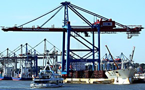 HHLA: Neue Super-Containerbrücken treffen ein HHLA
