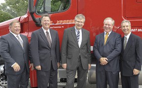 Randy Smith, Howard Lukens; Martin Daum, Mark Lampert (alle Daimler Trucks North America, Max Fuller (2.v.r., U.S. Xpress)