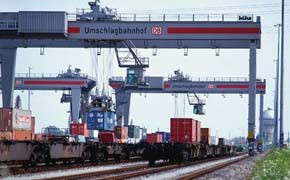 Duss schlägt 2,16 Millionen Ladeeinheiten um Duss-Terminal Kornwestheim