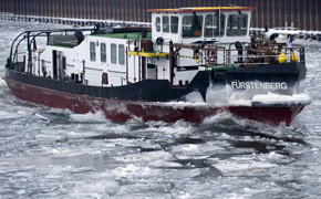 Eisbrecher auf dem Mittellandkanal im Einsatz 