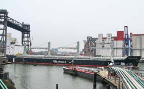 Elektronische Seekarte sorgt für mehr Hafensicherheit Frachter im Hafen Hamburg