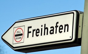 Freihafen-Status in Hamburg: Unternehmen beklagen Hängepartie FraihafenHamburgSchildArndt290