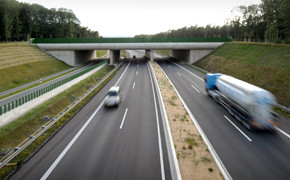 Grünbrücke, Autobahn, LKW