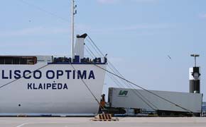 Frachtschiff im Seehafen Kiel 