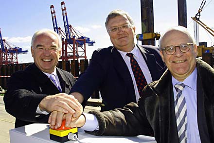 HHLA: Rammschlag für neuen Liegeplatz rammschlag