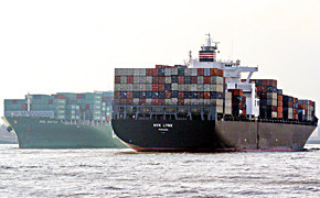 Containerschiffe auf Elbe