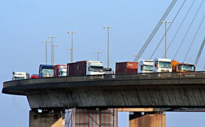 Wintereinbruch führt zu Verkehrschaos im Hamburger Hafen 