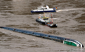 Nach Rhein-Unglück wachsen die Sorgen der Schiffer 