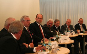 Johannes Röhr (Anton Röhr Möbeltransporte),Wil Helmes (Daf, verdeckt), Kurt Metz (Daimler AG), Moderator Gerd Grünig (VerkehrsRundschau), Hermann Grewer (Hermann Grewer Spedition), Rudolf Ellensohn (Iveco), Klaus Peter Röskes (Röskes Spedition) und Oliver