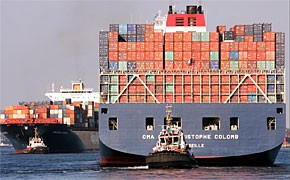 Großcontainerschiff in Hamburg