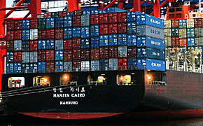 Containerschiff im Hafen Hamburg