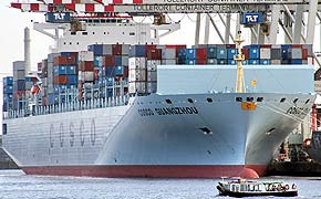 Hamburg und Fernost: Reedereien verdichten Linienangebot nach Asien Cosco Guanghzou in Hamburg 290