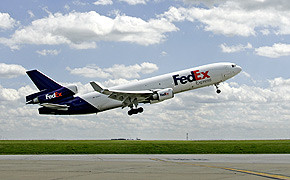 Fedex hebt Prognose an 