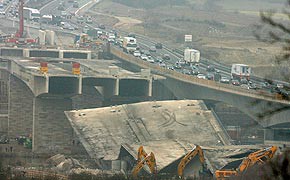 Mainbrücke gesprengt