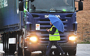 Logistiker im Hamburger Regen