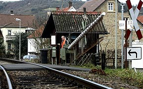 Seltsamer Bahnübergang: Ketten statt Schranke Schrankenwärter Bahnübergang