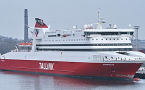 Die RoPax-Fähre im estnischen Hafen Tallin