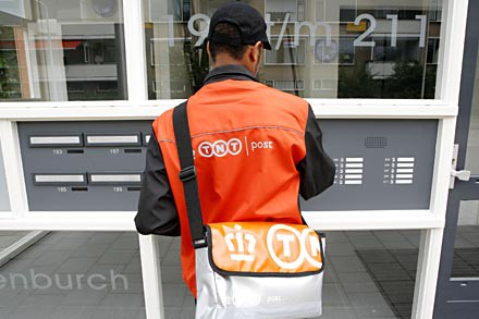 TNT Post kündigt massiven Stellenabbau an zusteller