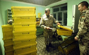 Postbote in Schussweste: Feldpostamt in Kabul Feldpost