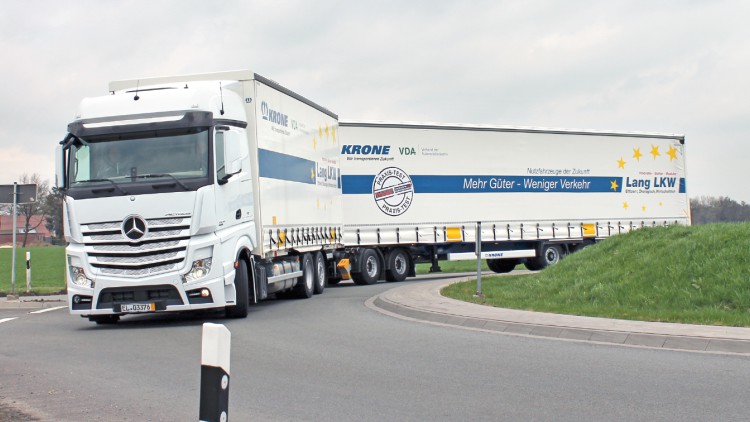 Von wegen Monster-Truck! Laien müssen mitunter schon genau hinsehen, um Lang-LKW zu erkennen VR/Jan ...