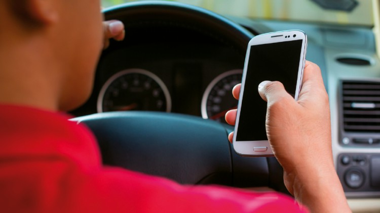 Handy am Steuer bald erlaubt?