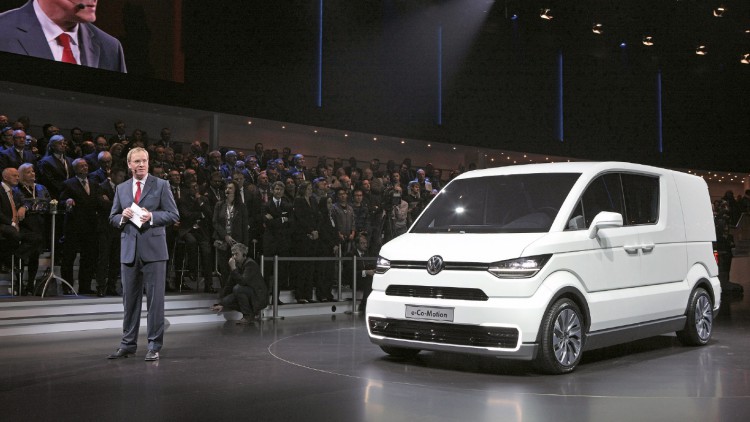 Lieferwagen der Zukunft Beim Genfer Autosalon präsentierte Eckhard Scholz, Sprecher des Vorstands vo ...