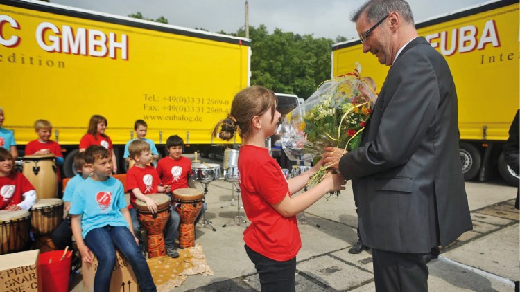 Platzeck zu Besuch bei Euba Logistic Zum Auftakt seiner Rundreise durch die Uckermark besuchte Bran ...