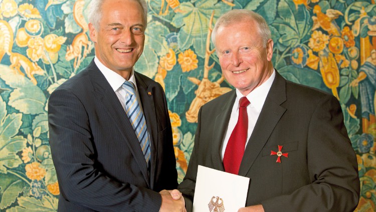 Bundesverdienstkreuz für Klaus Peter Röskes Klaus Peter Röskes (r.), Vizepräsident des Bundesverband ...