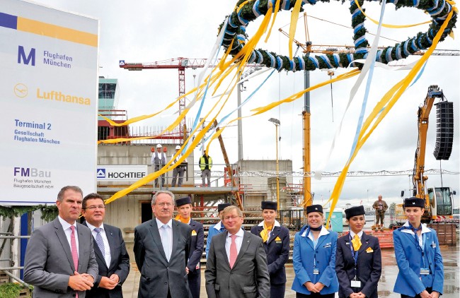 Richtfest am Flughafen Unterm Richtkranz für das neue Satellitenterminal am Münchner Flughafen (v.l. ...