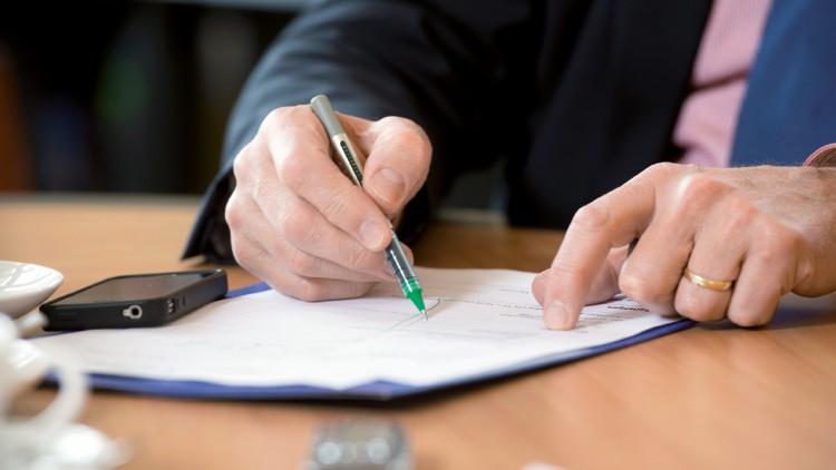 Bei der Frage nach seinen Erfolgen zückt der Minister das Smartphone VR/Marco Urban