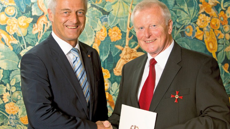 Bundesverdienstkreuz für Klaus Peter Röskes Klaus Peter Röskes (r.), Vizepräsident des Bundesverband ... Bundesverdienstkreuz für Klaus Peter Röskes Klaus Peter Röskes (r.), Vizepräsident des Bundesverband ...