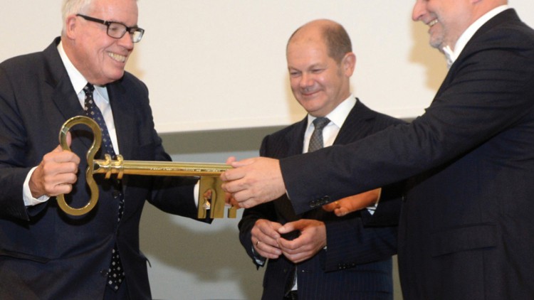 Kühne stiftet 40 Millionen für Logistik-Uni Klaus-Michael Kühne (l.), Präsident des Stiftungsrates d ... Kühne stiftet 40 Millionen für Logistik-Uni Klaus-Michael Kühne (l.), Präsident des Stiftungsrates d ...