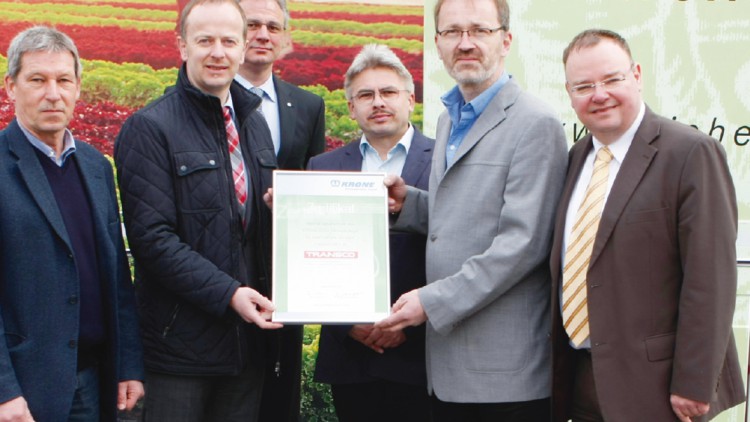 Bäume für die Schule 24 Apfelbäume stifteten die Spedition Transco Süd und Trailerhersteller Krone f ...