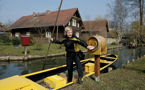 Am Rande: Postbotin bringt Briefe wieder auf dem Wasserweg