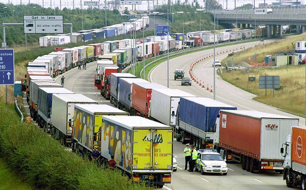 Starke Behinderungen nach Calais durch Demonstrationen