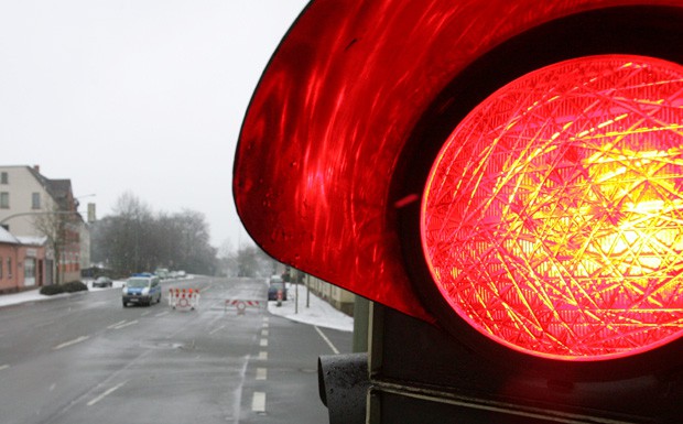 Urteil: Rote Ampel darf umfahren werden