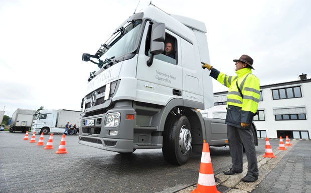 Fahrlehrer fürchten Engpässe bei Berufskraftfahrer-Weiterbildung