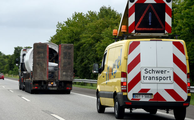 Neue Vorschriften für Begleitfahrzeuge von Groß- und Schwertransporten