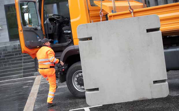 Mit Betonplomben Autobahnschäden beheben