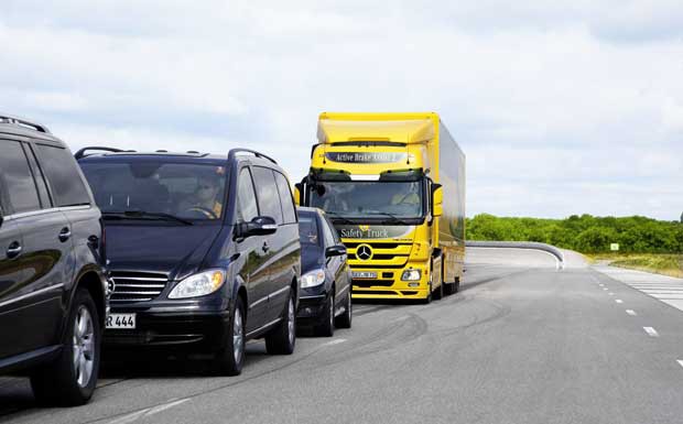 Dobrindt prüft Pflicht zum Einbau von Lkw-Notbremssystemen