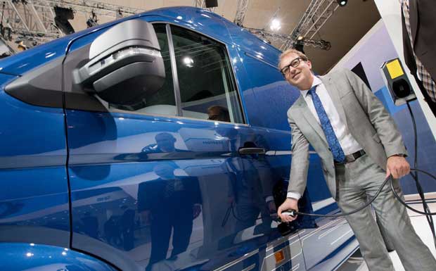 Dobrindt besucht IAA Nutzfahrzeuge 2016